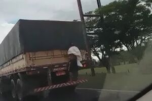 Vídeo: PRF flagra homem viajando na parte traseira de caminhão
