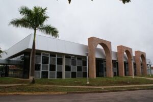 Vândalos quebram vidros da Biblioteca Municipal de Três Lagoas