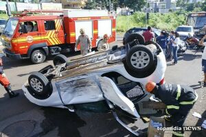 Idosa fura sinal e capota veículo em cruzamento de Campo Grande