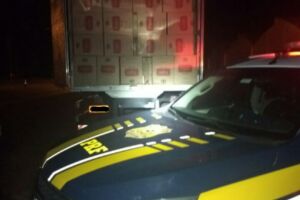 PRF apreende 350 mil maços de cigarro em caminhão roubado em MS