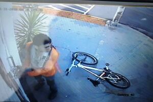 Vídeo: câmera de segurança mostra momento que homem invade loja