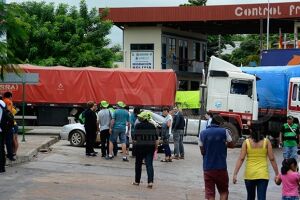 Caminhoneiros bolivianos fecham fronteira com o Brasil