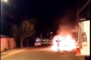 Vídeo: carro pega fogo em avenida e casal escapa por pouco