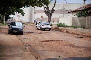 Na Vila Bandeirantes, veículos sobem na calçada para desviar de buracos