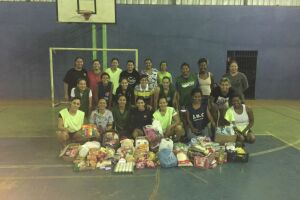 Grupo de futebol feminino realiza amistosos para ajudar famílias carentes na Capital