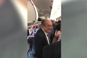 Gilmar Mendes é hostilizado em voo, se cala e sorri; veja o vídeo