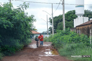 No bairro Rouxinóis, asfalto desaparece por baixo da lama deixada pela enxurrada