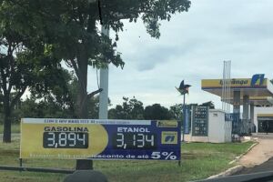Procon autua postos de combustíveis por irregularidades na exposição de preços