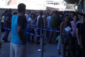 Eleitores registram filas extensas para cadastramento da biometria na Capital