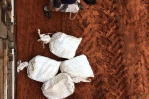 Traficante tenta fugir da PF e atola caminhão lotado de cocaína em estrada vicinal