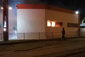 Vídeo: incêndio destrói caixas eletrônicos de banco na Capital