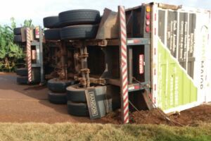 Motorista morre ao tombar Scania em rotatória
