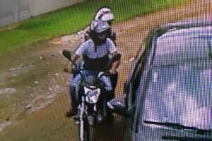 Vídeo: Casal em motocicleta quebra vidro de carro e furta bolsa no União