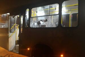 Vídeo: jovens relatam momentos de pânico em ônibus atacado por vândalos