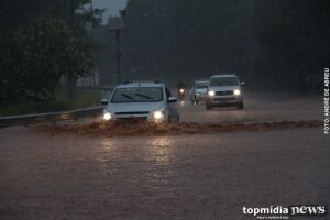 Com chuva forte, Córrego Segredo transborda e motoristas ficam ilhados