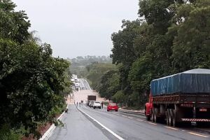 Vídeo: Chuvas interditam estradas e via de acesso a Bonito fica alagada