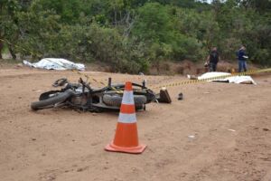 Dupla morre ao bater motocicleta contra caminhonete na estrada do Taboco