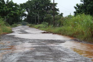 Chuva deixa moradores ilhados e lamaçal toma conta do Núcleo Industrial