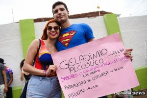 Casal aproveita Carnaval para vender sacolé e juntar dinheiro para o casamento