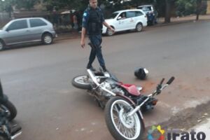 Motociclista é flagrado com criança sem capacete e tenta atropelar policial