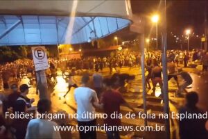 Vídeo: foliões protagonizam briga generalizada no último dia de folia e promovem selvageria