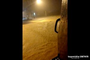 Repórter Top: chuva de uma hora deixa moradores ilhados no Nova Campo Grande