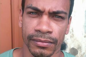 Jovem é encontrado morto em frente a livraria no centro da Capital