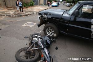 Vítima de acidente entre moto e caminhonete continua em estado gravíssimo