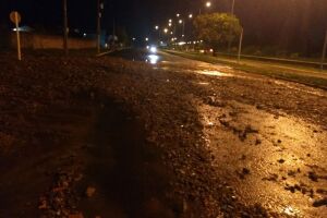 Vídeo: Após temporal, Avenida Lúdio Martins Coelho fica coberta por entulho