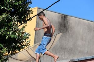 'Boy' fugiu por telhados de casas até se entregar