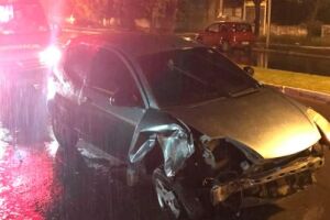 Motorista perde controle de veículo e colide contra poste de iluminação