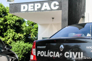 Motorista é assaltado na entrada de casa e amarrado em árvore por bandidos