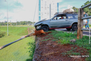 Motorista bate em guard-rail e abandona veículo perto de shopping