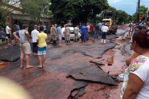Água da chuva levou asfalto por inteiro em Naviraí