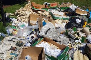 Moradores reclamam de lixo deixado por feirantes e vandalismo em praça