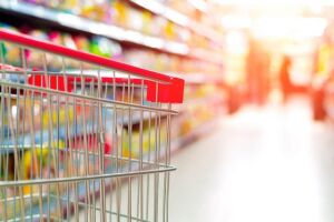 Procon encontra publicidade enganosa e divergência de preço em supermercado