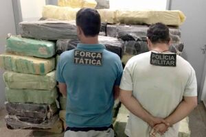 Polícia flagra motoristas transportando carga de milho com maconha em Fátima do Sul