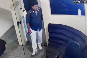 VÍDEO: homem aproveita distração de funcionário e comete furto em loja de celulares