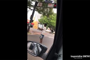 Vídeo: morador de rua faz ‘malabarismo imaginário’ para ganhar dinheiro em semáforo da Capital