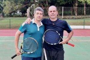 Diretor do departamento de tênis do Rádio Clube, David Ribeiro e amigo
