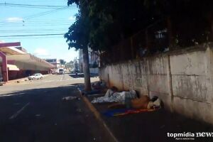 Repórter Top: calçada vira casa de moradores de rua no centro da Capital