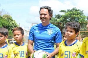 Prefeitura inaugura novo polo de futebol na comunidade do bairro José Abrão