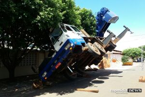 Piscina cai em casa de gestante e guincho quase tomba na Capital