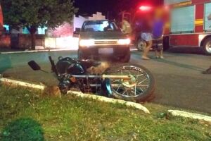 Jovem fica ferido após colisão entre carro e motocicleta