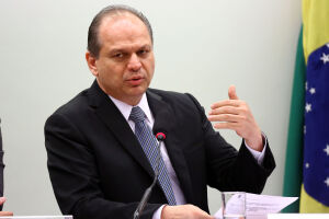 Ministro da Saúde confirma risco de desabastecimento de medicamentos para doenças raras