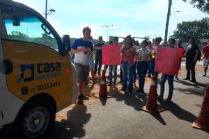 Acadêmicos da UFMS protestam contra atraso na restauração de ponte interditada