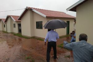 Reinaldo tomou chuva ao entregar casas em Ivinhema