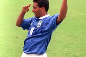Romário relembra gol de cabeça em 1994 e dispara: "Dentro da área eu era o melhor