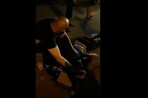 VÍDEO: homem desmaia ao lado de posto de saúde, mas apenas ambulância da CCR ajuda