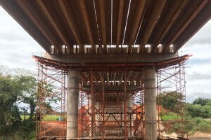 Ponte de concreto para substituir a que caiu em Guia Lopes da Laguna está 91% concluída